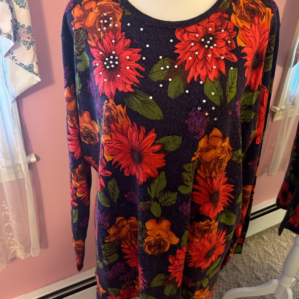 Very pretty and colorful sweater! Size 2x